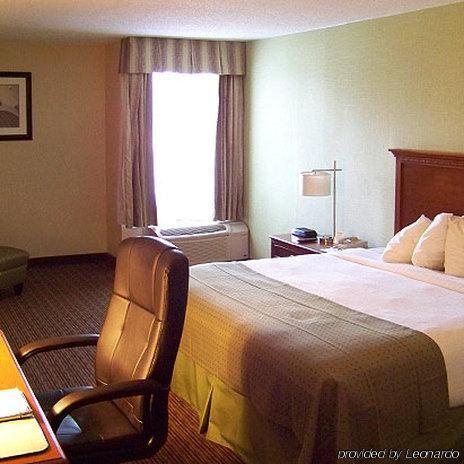 Clarion Hotel & Suites Conference Center Memphis Airport Room photo