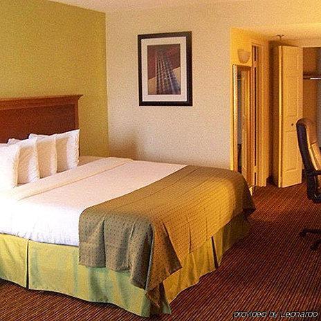 Clarion Hotel & Suites Conference Center Memphis Airport Room photo