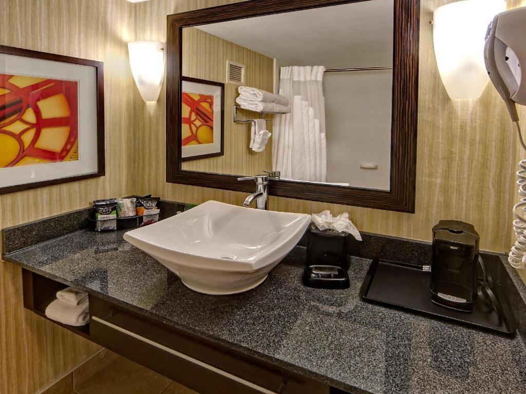 Clarion Hotel & Suites Conference Center Memphis Airport Exterior photo